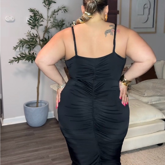 Elegant Black Dress with Gold Accents - Picture 2 of 2